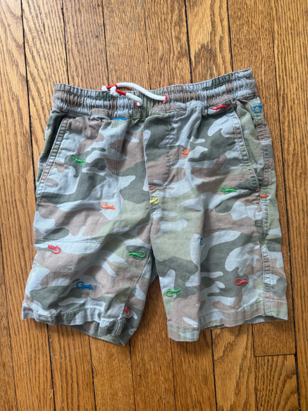 Mini Boden Camo Shorts with Multicolor Lizard Embroidery - Size 7